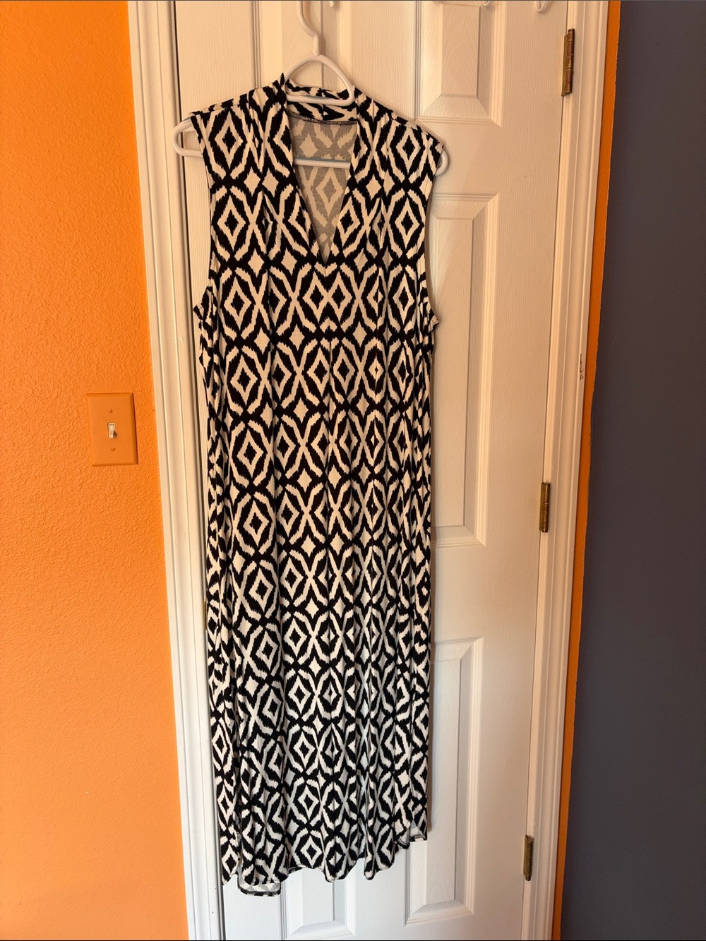 Sleeveless Black & White Geo Print V-Neck Maxi Dress